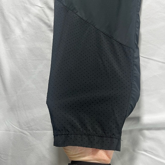 Nike Dri-Fit Women’s Capri Black Size Medium Drawstring Zip Pockets - Picture 13 of 16